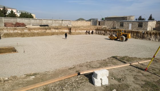 Ramanı qəsəbəsində tikintisi davam eden klinika binası